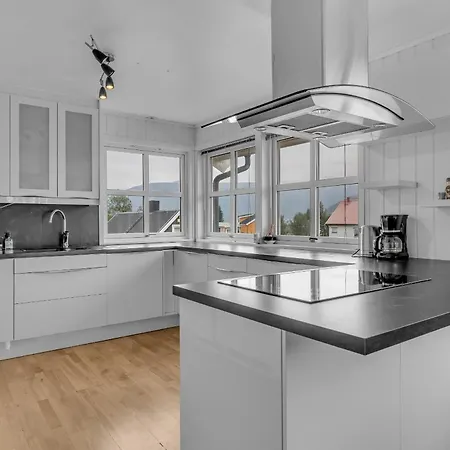 Large Modern House With A View Apartment *