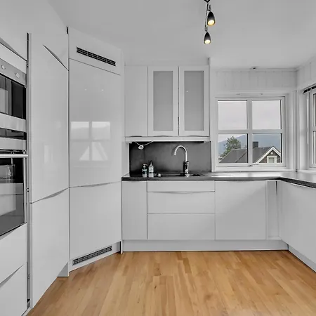 Large Modern House With A View *