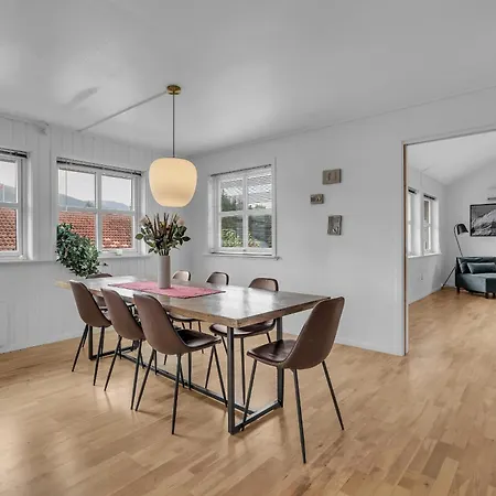 Large Modern House With A View Apartamento