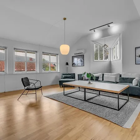 Large Modern House With A View Apartment *