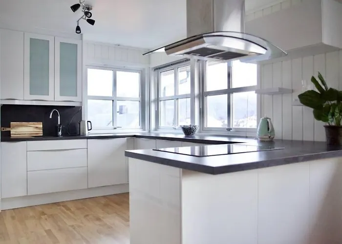 Large Modern House With A View Апартаменты