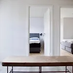 Large Modern House With A View 特罗姆瑟