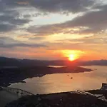 Large Modern House With A View * 特罗姆瑟