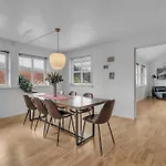 Large Modern House With A View 公寓