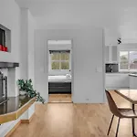 公寓 Large Modern House With A View *