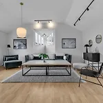 Large Modern House With A View 特罗姆瑟