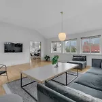 公寓 Large Modern House With A View