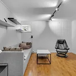 Large Modern House With A View 特罗姆瑟