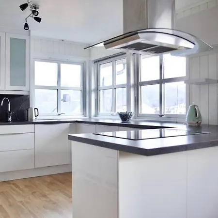 Large Modern House With A View דירה