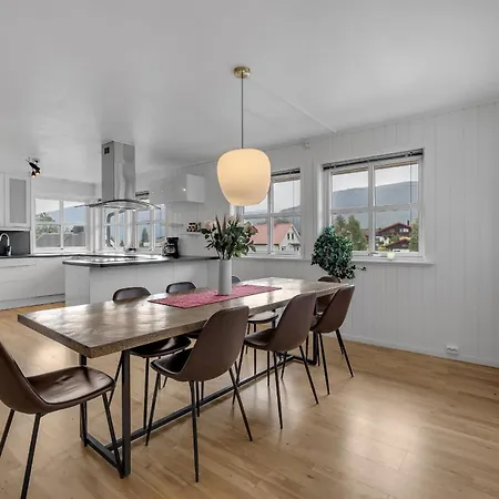 דירה Large Modern House With A View *